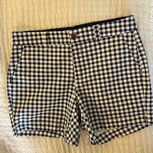 Old Navy Gingham “every day” short, size 6